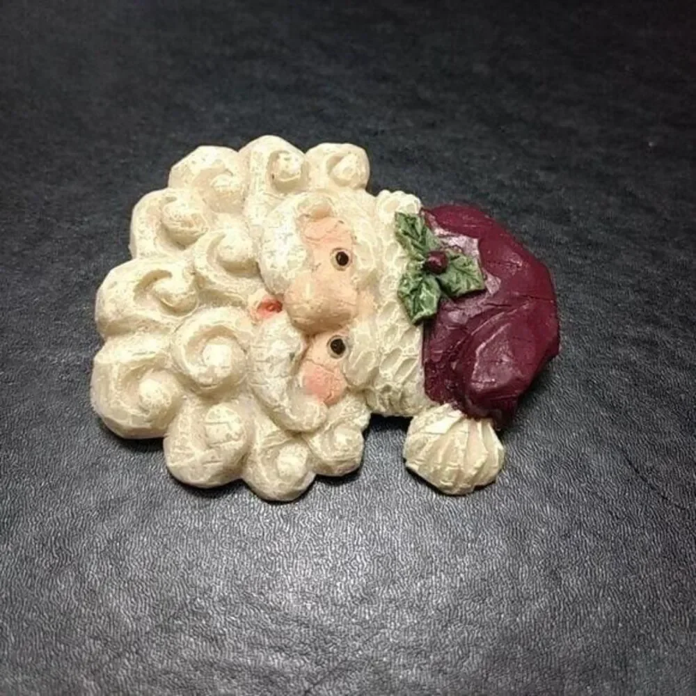 Vintage old fashioned looking Santa brooch